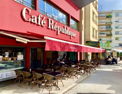 L'établissement bénéfie des nouveaux aménagements de la place de la République, en plein coeur de Limoges.