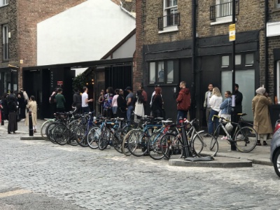 Avant-hier à Londres, dernier jour de l'offre Eat out to Help out, les files d'attente se prolongeaient devant les restaurants