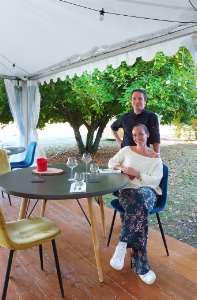 Le chef Sébastien Riou et sa compagne Catell Kergadallan, dans leur restaurant éphémère.