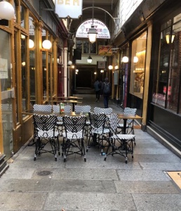 'Sur cette photo ce sont nos chaises, mais cette terrasse ce n'est pas la nôtre. C'est celle de ceux qui, cette nuit, se sont posés là, pour boire un coup.'. 'Sur cette photo ce sont nos chaises, mais cette terrasse ce n'est pas la nôtre. C'est celle de ceux qui, cette nuit, se sont posés là, pour boire un coup.'.