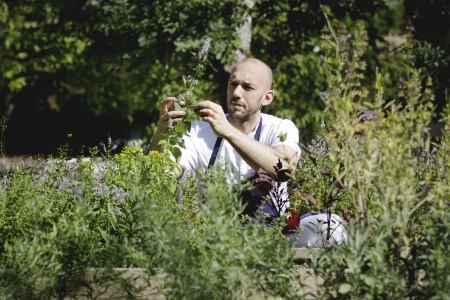 Xavier Beaudiment s'est formé auprès du botaniste Guy Lalière, son épouse Florine suit la même voie. Xavier Beaudiment s'est formé auprès du botaniste Guy Lalière, son épouse Florine suit la même voie.