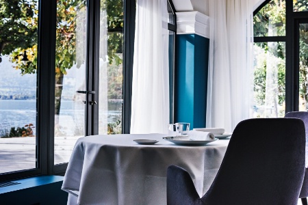 L'Auberge du Père Bise – Jean Sulpice offre une capacité de 35 couverts. L'Auberge du Père Bise – Jean Sulpice offre une capacité de 35 couverts.