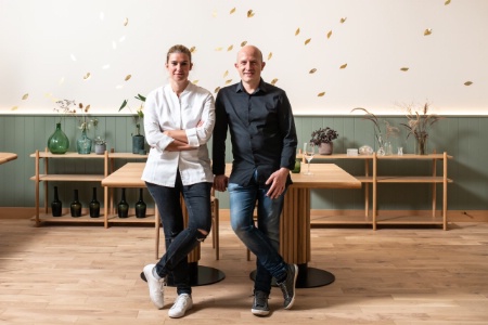 Les maîtres du nouveau Racines : Virginie Giboire en cuisine et Fabien Hacques du côté des vins.