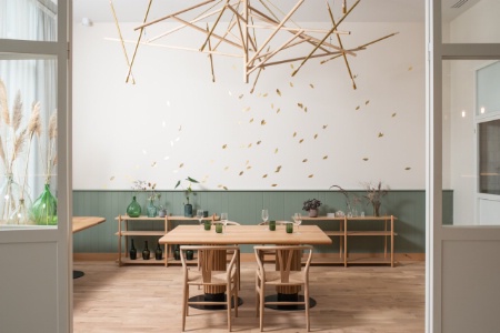 Un univers où le béton brut côtoie une palette de couleurs tendres et des sols revêtus de terrazzo italien et de chêne.