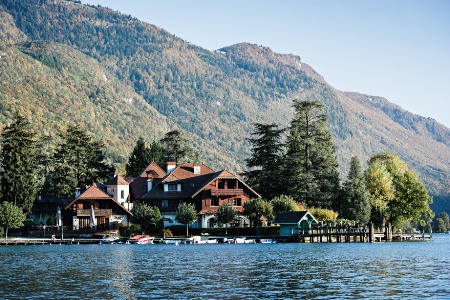 L'Auberge du Père Bise, c'est un restaurant 2 étoiles Michelin, un bistrot, un hôtel, une épicerie et un spa ouvert le 15 août dernier. L'Auberge du Père Bise, c'est un restaurant 2 étoiles Michelin, un bistrot, un hôtel, une épicerie et un spa ouvert le 15 août dernier.