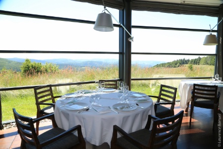 Le restaurant gastronomique a une capacité de 60 places assises. Le restaurant gastronomique a une capacité de 60 places assises.