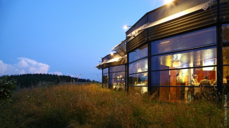 Le restaurant est installé au coeur de la nature, à 1 200 m d'altitude. Le restaurant est installé au coeur de la nature, à 1 200 m d'altitude.