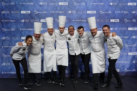 De gauche à droite : Naïs Pirollet, responsable de la recherche et du développement des recettes, Yohann Chapuis, chef étoilé du restaurant Greuze à Tournus, coach officiel, Davy Tissot, candidat France au Bocuse d'Or, Arthur Debray, commis officiel de Davy Tissot, Alain Le Cossec, chef conseil de Davy Tissot, Nicolas Ferrand, commis de Davy Tissot, Romuald Fassenet, jury pour la France, Julien Dubois, chef de projet logistique de la Team France. De gauche à droite : Naïs Pirollet, responsable de la recherche et du développement des recettes, Yohann Chapuis, chef étoilé du restaurant Greuze à Tournus, coach officiel, Davy Tissot, candidat France au Bocuse d'Or, Arthur Debray, commis officiel de Davy Tissot, Alain Le Cossec, chef conseil de Davy Tissot, Nicolas Ferrand, commis de Davy Tissot, Romuald Fassenet, jury pour la France, Julien Dubois, chef de projet logistique de la Team France.