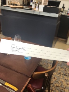 Au restaurant Le Galopin à Paris, tous les clients sans exception remplissent ce petit bout de papier avec leur nom, prénom et numéro de téléphone. Au restaurant Le Galopin à Paris, tous les clients sans exception remplissent ce petit bout de papier avec leur nom, prénom et numéro de téléphone.