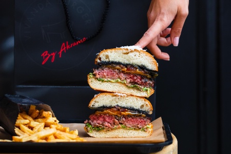 Seulement 3 burgers au choix, mais tous avec la Black Sauce signée Akrame.
