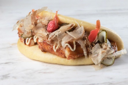 Bun de poitrine de cochon fermière croustillante à la coréenne, légumes acidulés en tsukemono (23 euros) de Matthieu Dupuis Baumal. Bun de poitrine de cochon fermière croustillante à la coréenne, légumes acidulés en tsukemono (23 euros) de Matthieu Dupuis Baumal.