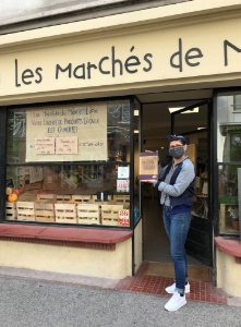 Lucie Vorilhon et le Solide Almanach Nourricier de Clermont Auvergne, devant les Marchés de Max et Lucie à Clermont-Ferrand