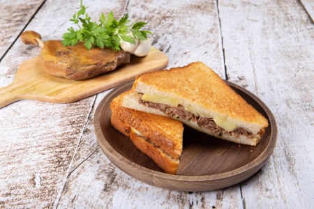 Le Gascon - confit de canard, pommes de terre, fromage de brebis, sauce béchamel, ail persil