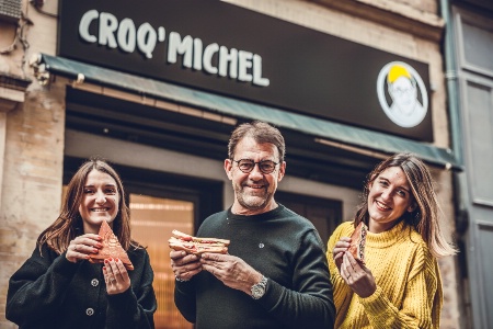 Croq'Michel est un projet familial : Camille, Michel et Emma Sarran devant le premier Croq'Michel à Toulouse.
