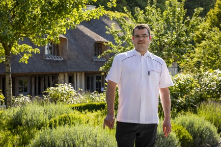 Matthieu Pouleur, chef exécutif de la Collection Saint Siméon à Honfleur (Calvados), fait du 'click and collect' au bistrot La Boucane.