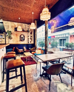 Décor brut avec des meubles chinés et de la vaisselle dépareillée. Décor brut avec des meubles chinés et de la vaisselle dépareillée.