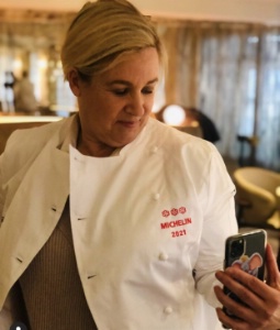 Hélène Darroze décroche pour la première fois 3 étoiles Michelin. Hélène Darroze décroche pour la première fois 3 étoiles Michelin.