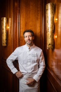 Nicolas Beaumann, chef étoilé de la Maison Rostang, à Paris (XVIIe), propose un menu dégustation différent chaque semaine.