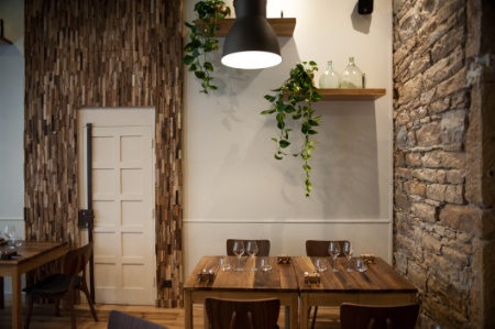 L'ambiance se veut chaleureuse et conviviale afin de rendre le lieu accessible à tous.