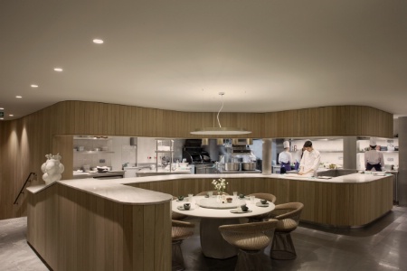 La cuisine ouverte avec la table du chef de 6 couverts.