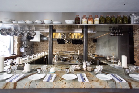Cuisine au centre et 24 couverts tout autour. Cuisine au centre et 24 couverts tout autour.