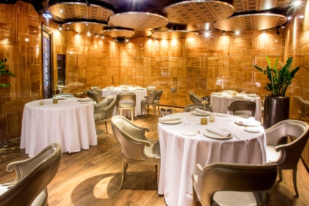 La salle de La Table d'Antonio et ses casiers à cigares.