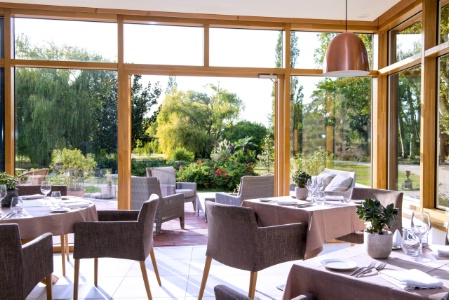 La salle du restaurant étoilé est tournée vers le parc du château.