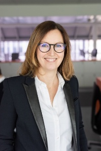 Meleyne Rabot, directrice générale chez Just Eat France : « Avec la mise en oeuvre de notre prestation de livraison en France, les livreurs recrutés ont dorénavant accès à tous les avantages du salariat, tout en assurant un meilleur service aux utilisateurs et aux restaurateurs'.
