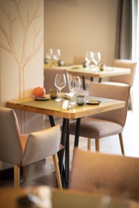 L'Auberge Pom'Poire, située à la place d'anciens vergers, compte 24 places assises. L'Auberge Pom'Poire, située à la place d'anciens vergers, compte 24 places assises.