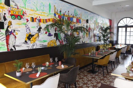 Le restaurant presque centenaire a bénéficié d'un nouveau mobilier et d'une fresque signée Hippolyte Romain.