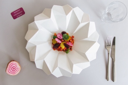 Déclinaison de betteraves dans un Origami de Tiptoque, un pliage de papier pour emballer le produit