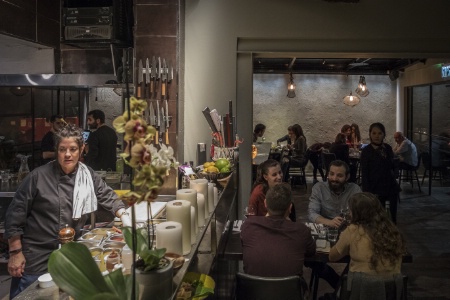 Le restaurant Oasis à Tel Aviv (avec la cheffe Rima Olvera, à gauche), au mois d'avril.
