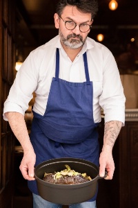 Stéphane Jégo de l'Ami Jean (Paris, VIIe) participe au gang des cocottes initié par Tiptoque : un groupe de chefs réputés qui livrent leurs plats dans des cocottes en fonte consignées