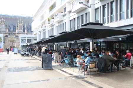 La pluie n'a en effet pas épargné la ville, même si un rayon de soleil est venu symboliquement marquer les 12 coups de midi. La pluie n'a en effet pas épargné la ville, même si un rayon de soleil est venu symboliquement marquer les 12 coups de midi.