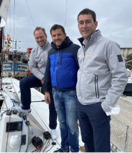 Eric Guérin au centre avec les deux skippers. Eric Guérin au centre avec les deux skippers.