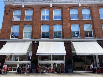 Au rez-de-chaussée du Boundary Hotel, le café-restaurant Albion affiche complet lui aussi.