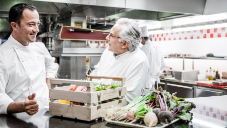 Romain Meder, chef exécutif du Plaza Athénée, et Alain Ducasse, dans les cuisines du palace. Romain Meder, chef exécutif du Plaza Athénée, et Alain Ducasse, dans les cuisines du palace.