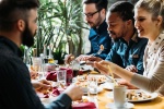 Manger au restaurant est la deuxième activité qui manque le plus aux Français