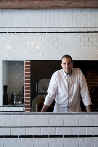 Frédéric Calmels, devant la cheminée de L'Auberge.