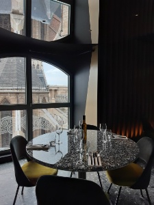 Le restaurant Voyage offre une vue unique sur l'église Saint-Germain l'Auxerrois.