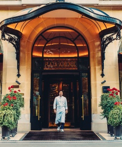 Jean Imbert prendra la tête des cuisines du Plaza Athénée le 1er juillet.