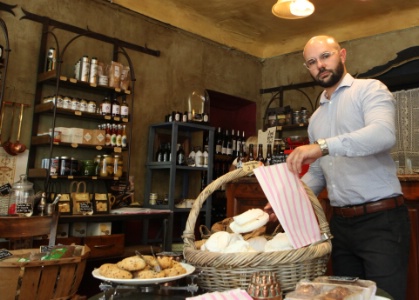 Dans l'épicerie, on trouve spécialités de producteurs locaux et douceurs réalisés par le chef et son équipe.