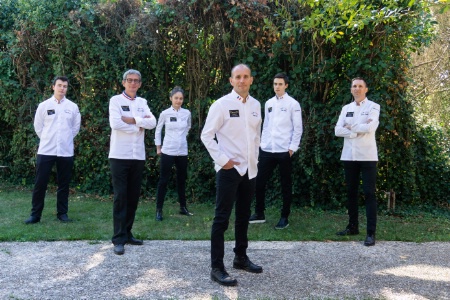 Autour de Davy Tissot (au centre), une partie de la Team France du Bocuse d'or. De gauche à droite : Nicolas Ferrand (second commis), Alain Le Cossec (chef conseil), Naïs Pirollet (responsable de la recherche et du développement des recettes), Arthur Debray (commis officiel), et Julien Dubois (chef de projet logistique).