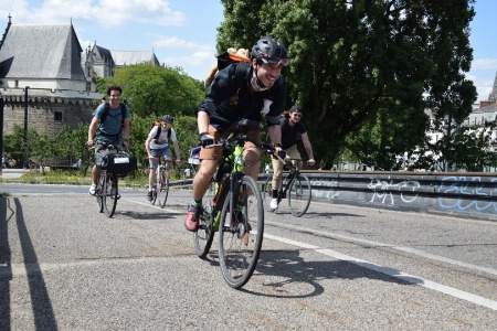 Guillaume Blanchet et d'autres coursiers de Naofood en pleine action.