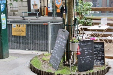 Pas facile de faire cohabiter travaux et terrasse... Ici à La Cantine de Gaston, dans le XIIIe à Paris.