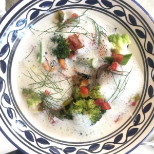Moules Giol, légumes du champ, bouillon coco-citronnelle, curry vert, un plat proposé par Arnaud Tabarec au restaurant Beam !, à Toulon.