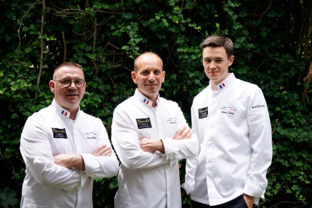 Davy Tissot entouré de son coach officiel, Yohann Chapuis (à gauche), chef étoilé du restaurant Greuze à Tournus (Saône-et-Loire), et de son commis officiel, Arthur Debray.