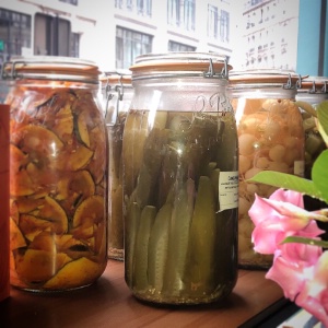 Chez Suri, les légumes fermentent dans des bocaux de 3 litres.