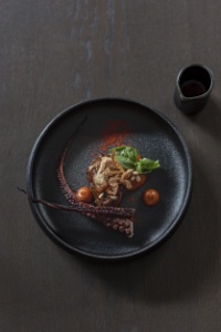 Poulpe grillé, têtes cuisinées, tomates très concentrées, fenouil frit