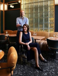 'La période actuelle, plutôt calme, permet de nous roder', confie Julia Vidalenc, directrice de l'hôtel Le Ballu, ici avec son mari, Thomas Vidalenc.
